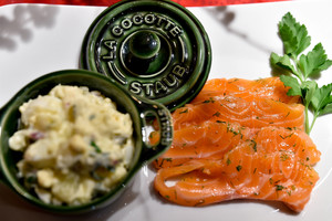 Vokiškos bulvių salotos su lašiša, kurios patinka ir lietuviams