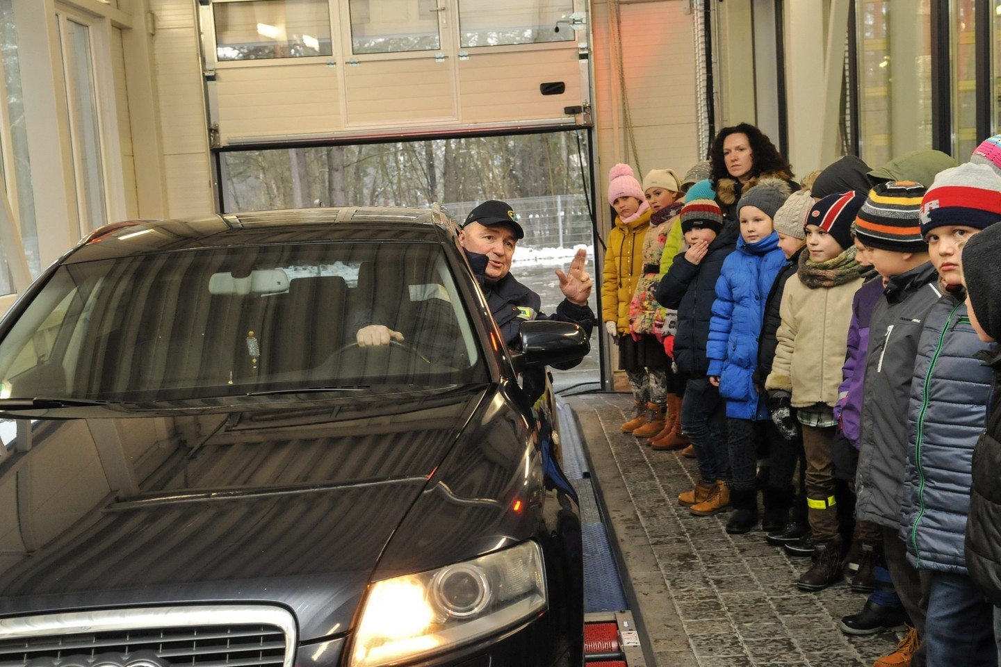 Saugaus eismo specialistai lankėsi lankėsi Nemenčinės Gedimino gimnazijoje.<br>Algimanto Brazaičio nuotr.