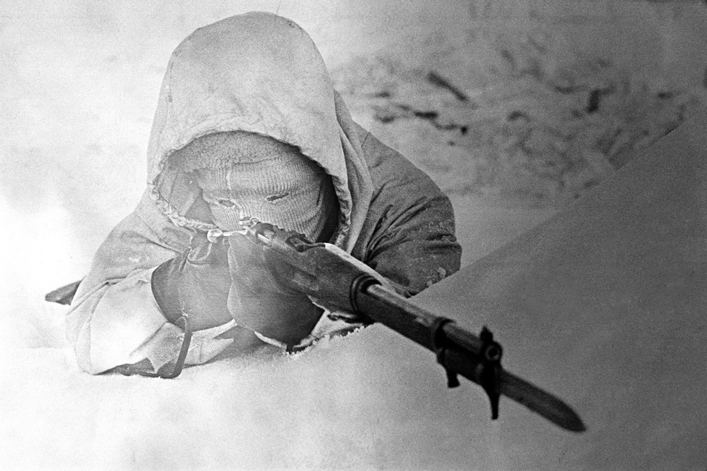 Suomių snaiperiai ne visuomet naudojosi optiniais taikikliais. Stiklo blyksėjimas galėjo išduoti šaulį, be to, snaiperiui taikantis tekdavo kiek aukščiau kilstelti galvą.<br>Knygos iliustracija