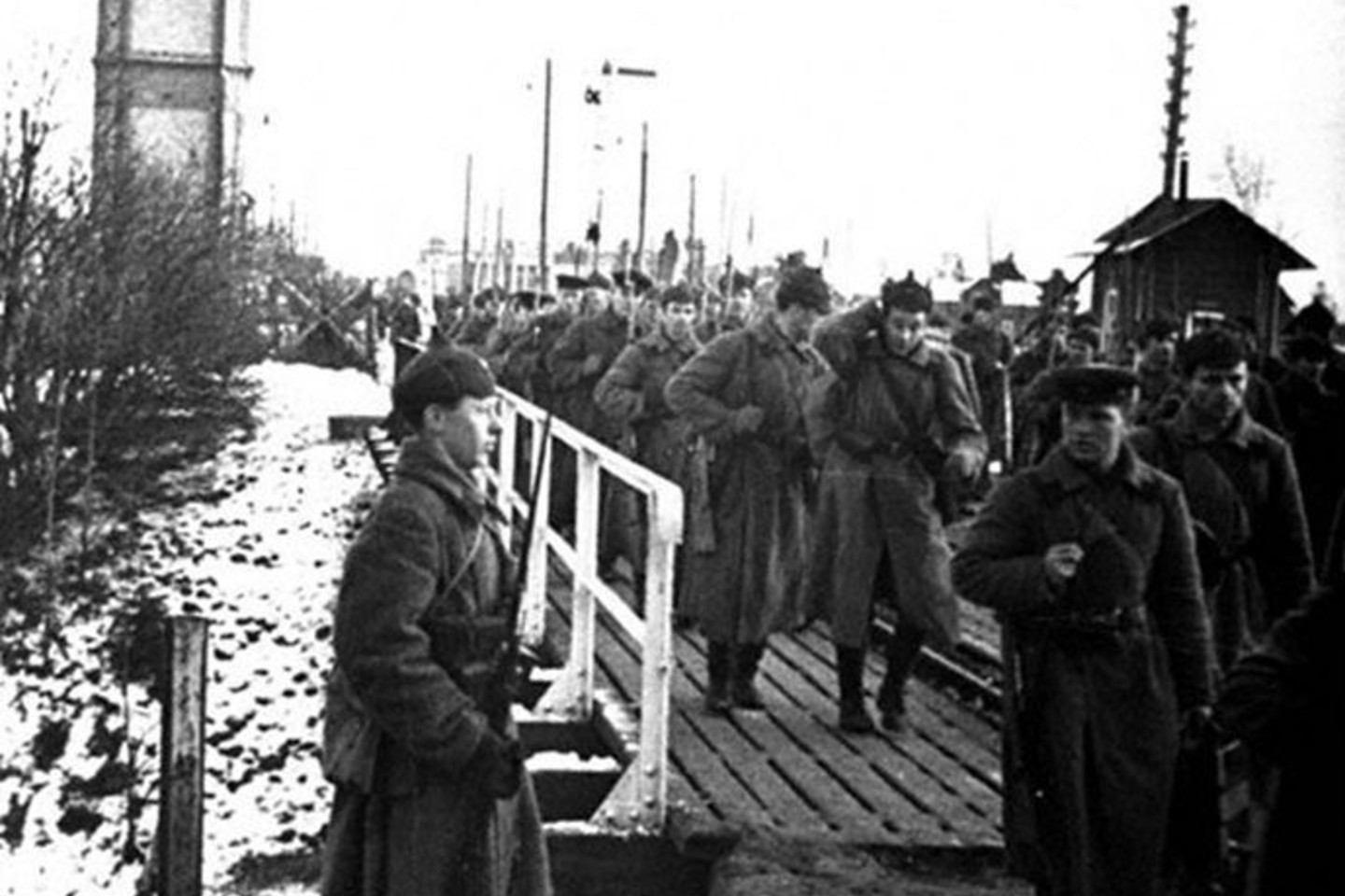 Raudonoji „darbininkų ir valstiečių“ armija pereina Suomijos sieną. Nuotaika buvo pakili. Dažnas tikėjosi Naujuosius metus švęsiąs Helsinkyje.<br>Knygos iliustracija