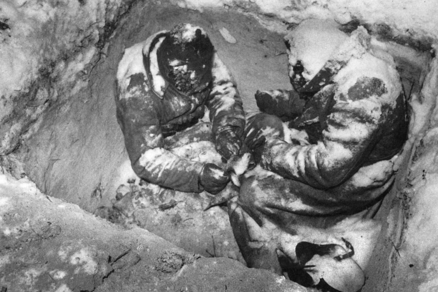 1939 m., gruodis. Apkasuose mirtinai sušalusių raudonarmiečių kūnai. Lengvas „pasivaikščiojimas“ į Helsinkį virto pačiu tikriausiu košmaru.<br>Knygos iliustracija