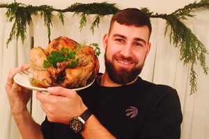 Padėkos dieną Jonas Valančiūnas pralinksmino bičiulius