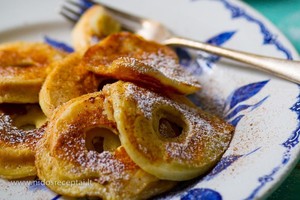 Obuolių žiedai tešloje pagal N. Degutienės receptą tiks ir pusryčiams, ir desertui