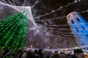 Sausakimšoje Katedros aikštėje įžiebta Vilniaus Kalėdų eglė