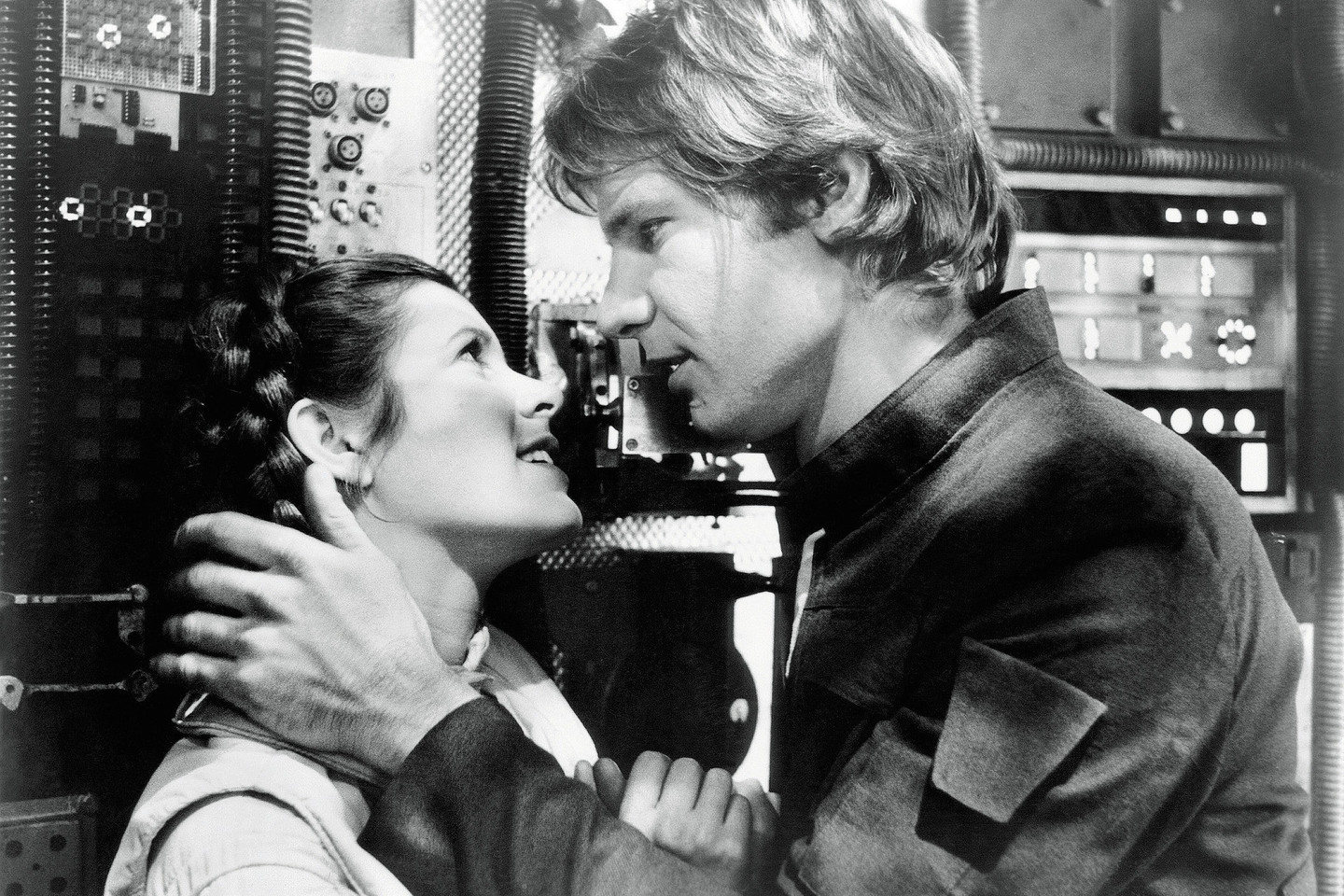 Prabėgus beveik 40 metų po „Žvaigždžių karų“ („Star Wars“) premjeros filmo aktorė Carrie Fisher (60 m.) atskleidė, kad princesės Lėjos ir Hano Solo romanas peržengė filmavimo aikštelės ribas.