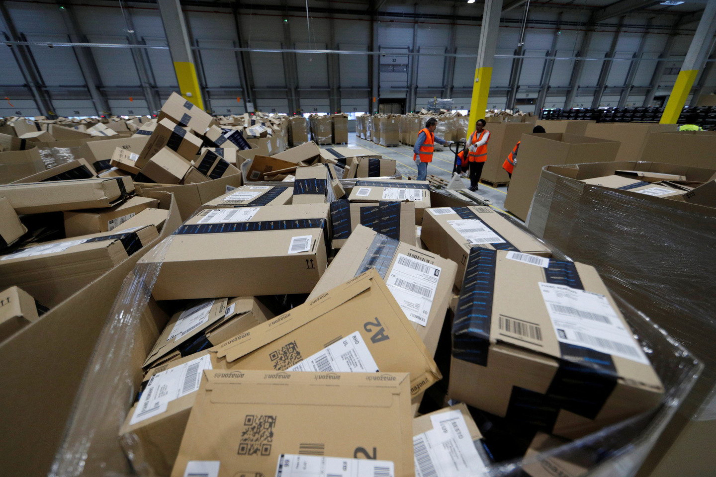 Nors kitur galima rasti ir pigesnių prekių, susikūrė milžiniškas ištikimų „Amazon“ klientų, kuriems tai jau nebesvarbu, ratas.<br>Reuters/Scanpix nuotr.