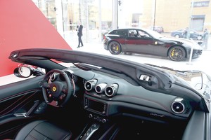 Rusijos kontrastai: vieni grimzta į skurdo pelkę, kiti važinėja „Rolls-Royce“