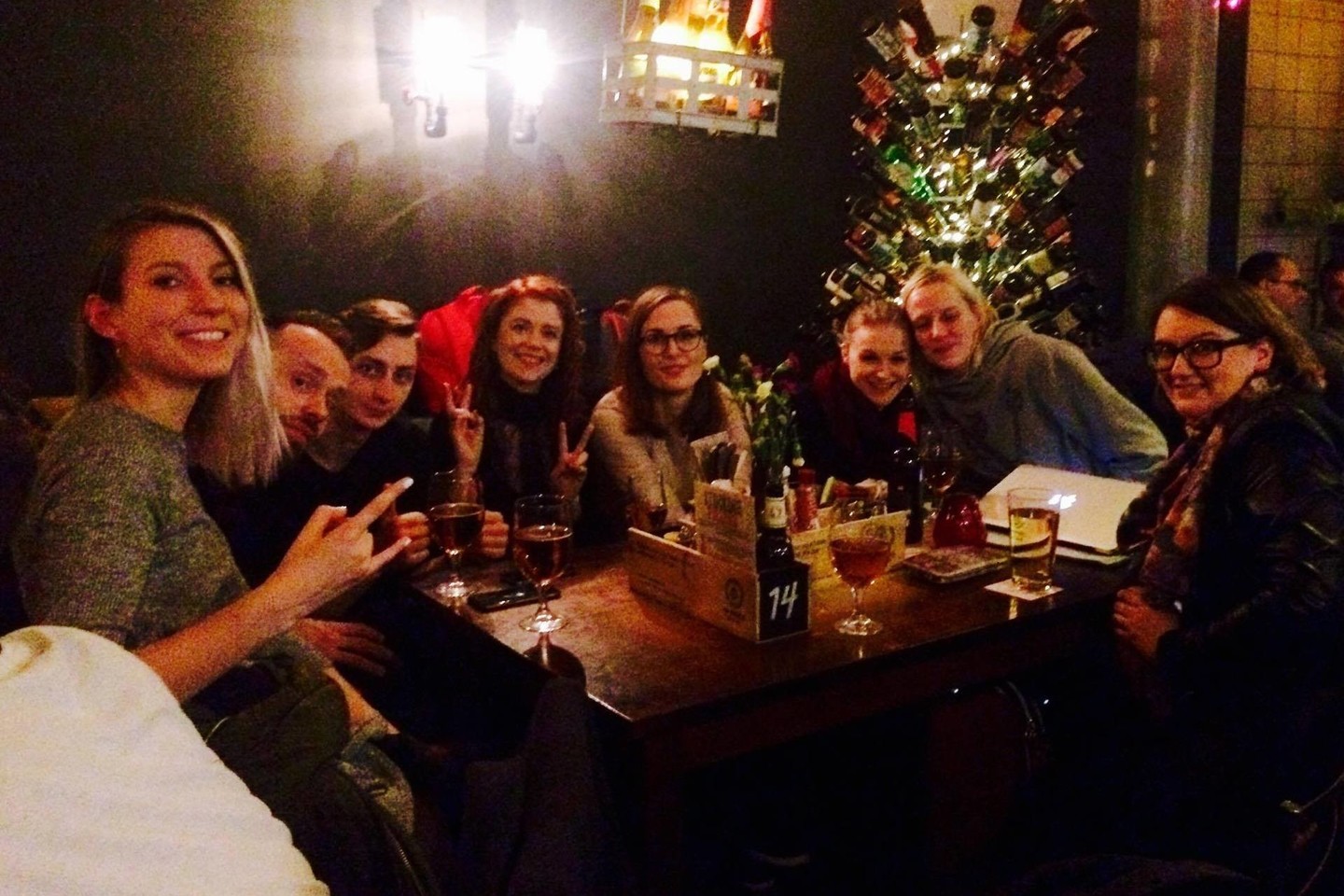 E.Jennings Londone susitiko ir su „Keymono“ vokaliste D.Starinskaite (kairėje).<br>Nuotr. iš asmeninio albumo.