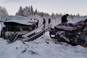 Automobilis slystelėjo kelyje: ką daryti švelniai, o ką – staigiai