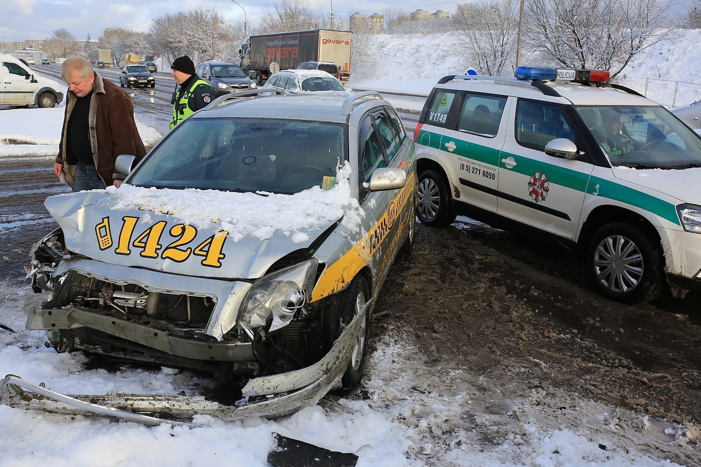 Vilniuje susidūrus „Toyota Avensis“ ir „Audi A4“ automobiliams sužalotas taksi vairuotojas ir keleivis.<br>Lrytas.lt nuotr.