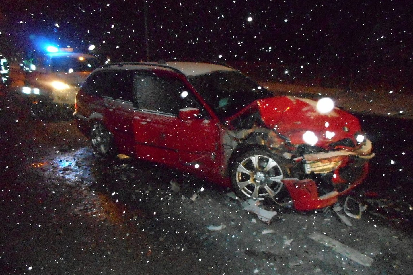 Jonavoje gelbėtojams teko vaduoti po susidūrimo su 3 serijos BMW „Mazda“ salone prispaustą vairuotoją.<br>Kauno policijos nuotr.