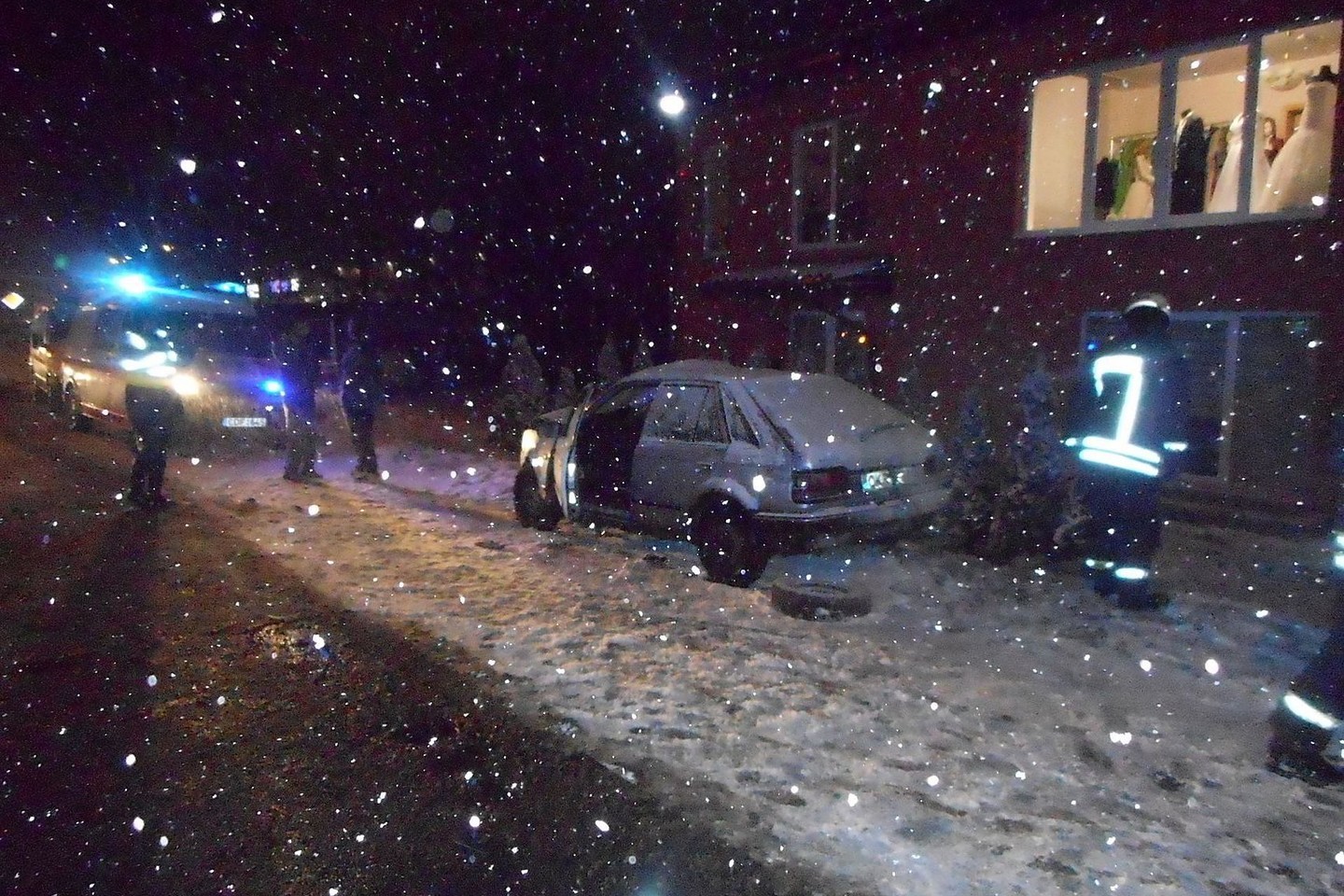 Jonavoje gelbėtojams teko vaduoti po susidūrimo su 3 serijos BMW „Mazda“ salone prispaustą vairuotoją.<br>Kauno policijos nuotr.