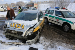 Standartinėje avarijų vietoje Vilniuje susidūrė taksi ir „Audi“, yra sužeistų