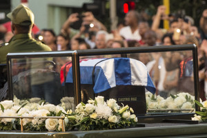 Urna su Fidelio Castro pelenais pradėjo paskutinę kelionę per Kubą
