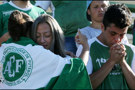 „Chapecoense“ gerbėjai žuvusių atminimą pagerbė futbolo arenose, persirengimo kambariuose, bažnyčiuose ir visur, kur tik galėjo.<br>„Reuters“/“Scanpix“ nuotr.