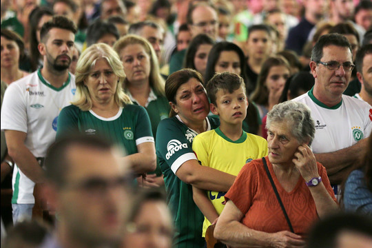 „Chapecoense“ gerbėjai žuvusių atminimą pagerbė futbolo arenose, persirengimo kambariuose, bažnyčiuose ir visur, kur tik galėjo.<br>„Reuters“/“Scanpix“ nuotr.