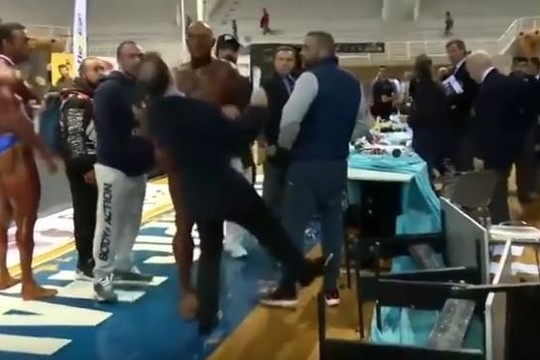 Įsiutęs kultūristas sužvėrėjo: smogė teisėjui ir vartė stalus