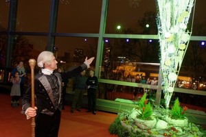 Nacionaliniame operos ir baleto teatre – modernistinė Kalėdų eglė