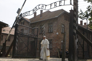 Pavogti nacių Dachau koncentracijos stovyklos vartai ir jų užrašas rasti Norvegijoje