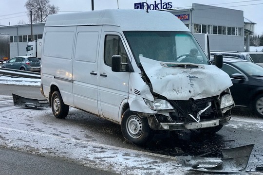 Sostinėje susidūrė mokomasis autobusas ir mikroautobusiukas