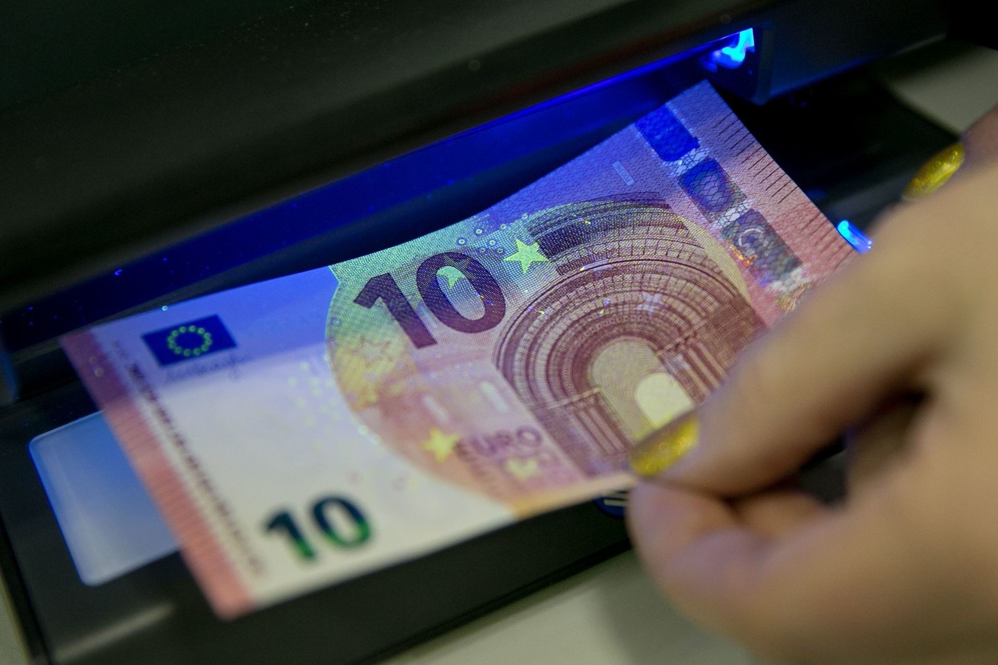 Už pažymą apie mirusio asmens pinigus autorė sumokėjo per 14 eurų.