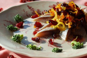 Silkė su džiovintomis spanguolėmis