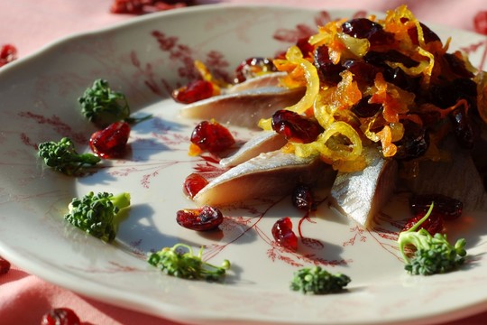 Silkė su džiovintomis spanguolėmis