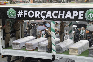 Brazilijoje – žuvusios futbolo komandos „Chapecoense“ laidotuvės
