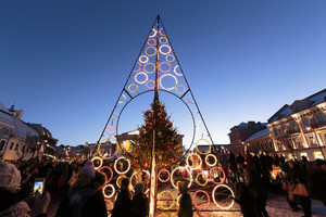 Vilniaus Rotušės aikštėje įžiebta Kalėdų eglė
