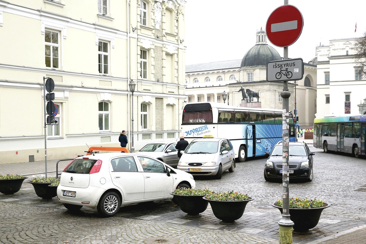 Vairuotojai šiuo metu eismo draudimų Pilies gatvėje problemą sprendžia paprastai: į draudžiamą kelio ženklą nežiūri, o vazonus su gėlėmis patraukė į šalį.
