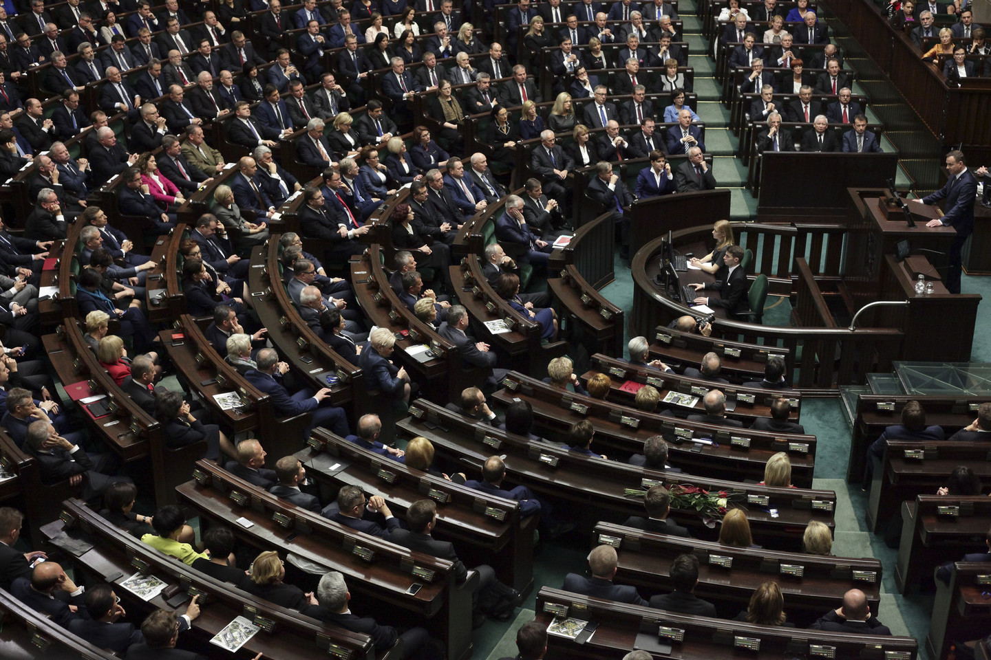 Lenkijos Seimas priėmė įstatymo pataisą, ribojančią susirinkimų laisvę ir suteikė pirmenybę religinių ir valstybinių institucijų, o ne pilietinių iniciatyvų rengiamiems mitingams.