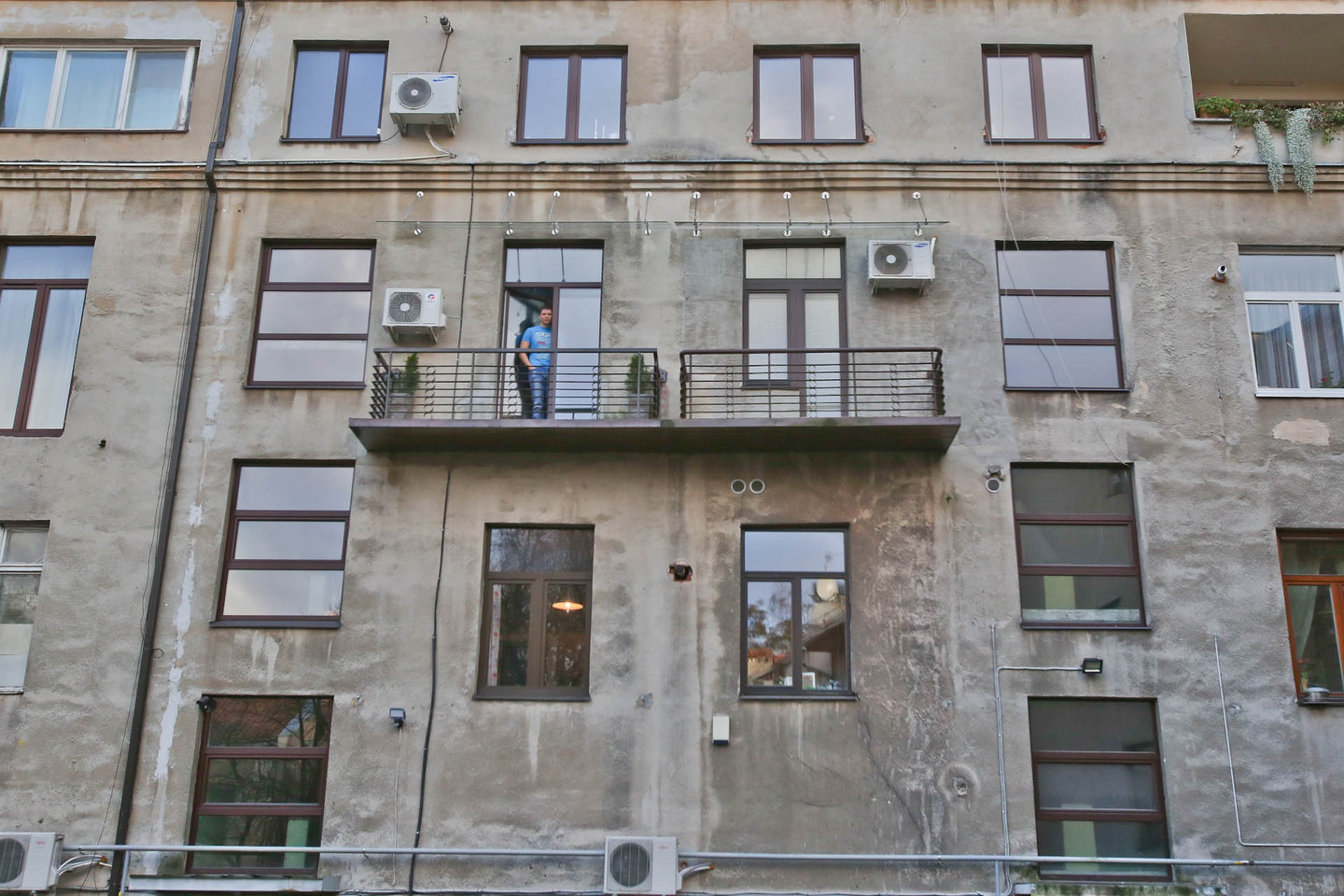 Sumaniai pora išsprendė ir balkono klausimą. Jo bute nebuvo. Todėl balkono konstrukciją meistrai tiesiog pritvirtino prie lauko sienos varžtais, nenaudodami jokių sijų.<br>G.Bitvinsko nuotr.