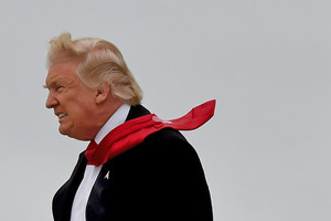 Dar neprisiekė, o jau siaučia: D. Trumpas vėl įkando Pekinui