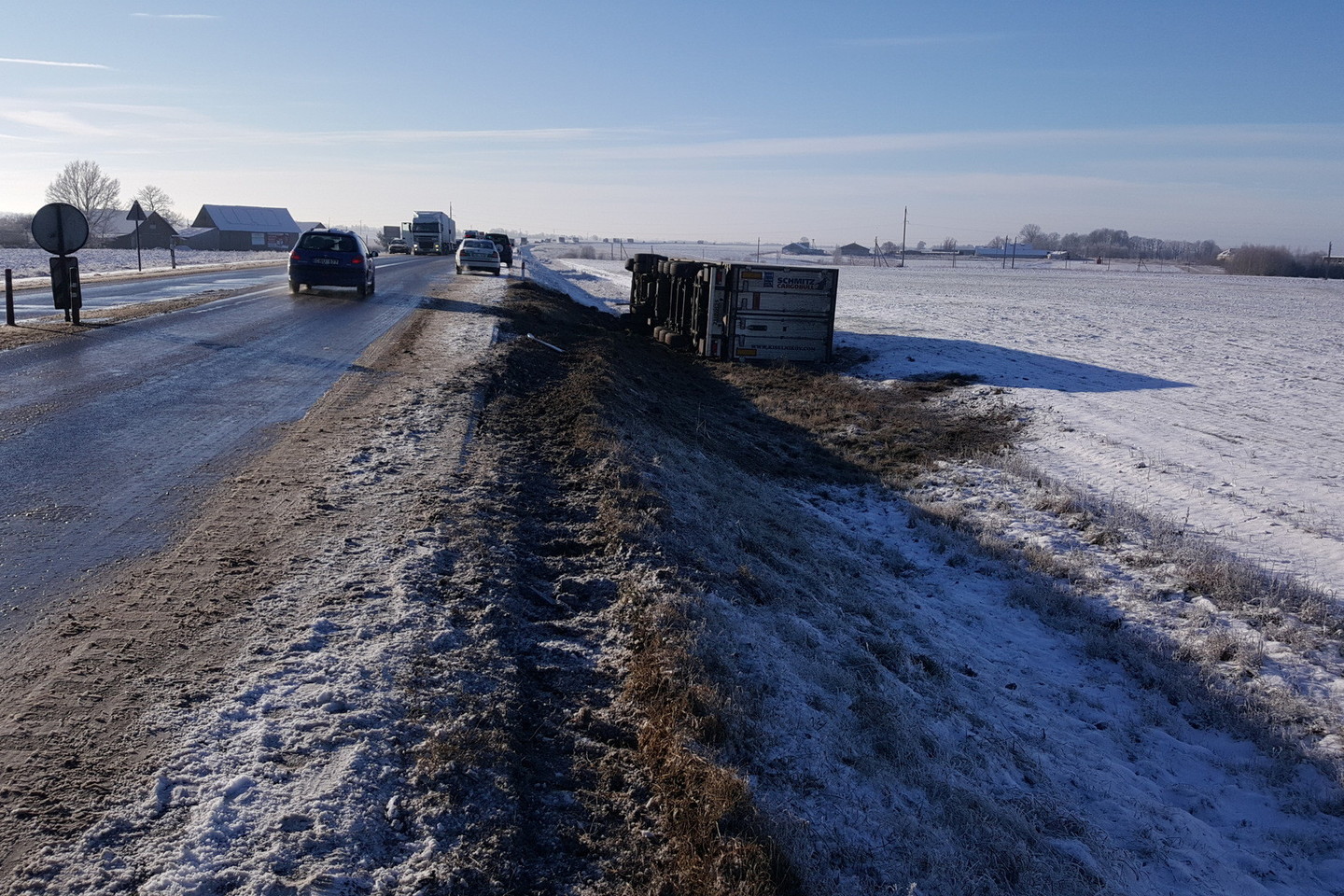 Prie Prienų uždaryta „Via Baltica“, nes reikia ištraukti vilkiką.