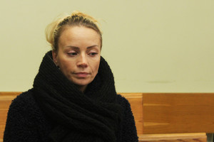 Gražuolė aferistė pinigus viliojo išgalvota dukters ligos istorija