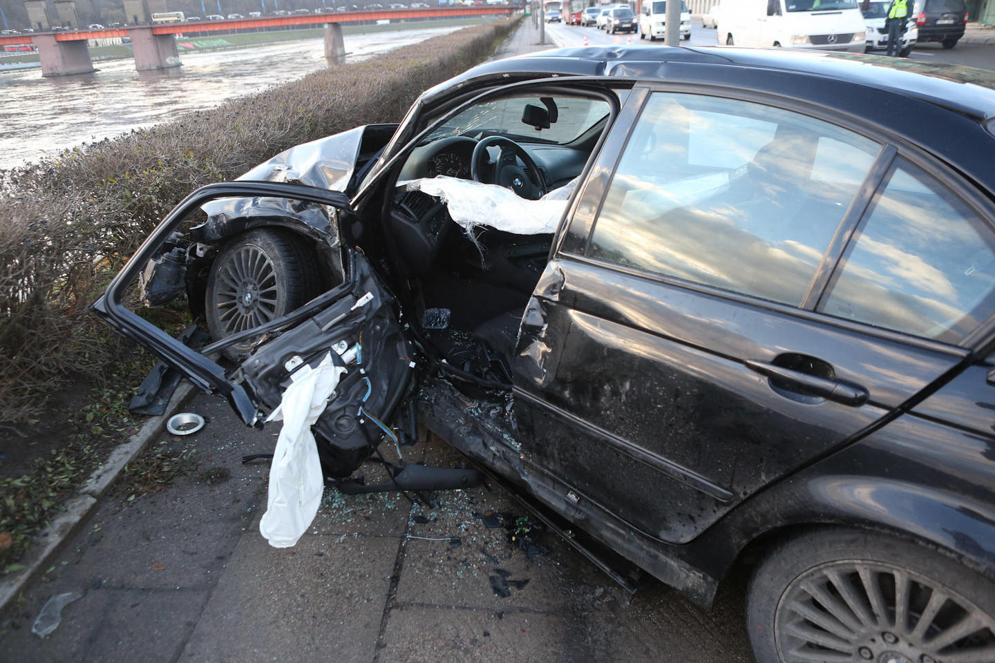 Karaliaus Mindaugo prospekte, netoli Aleksoto tilto, susidūrė du lengvieji automobiliai.