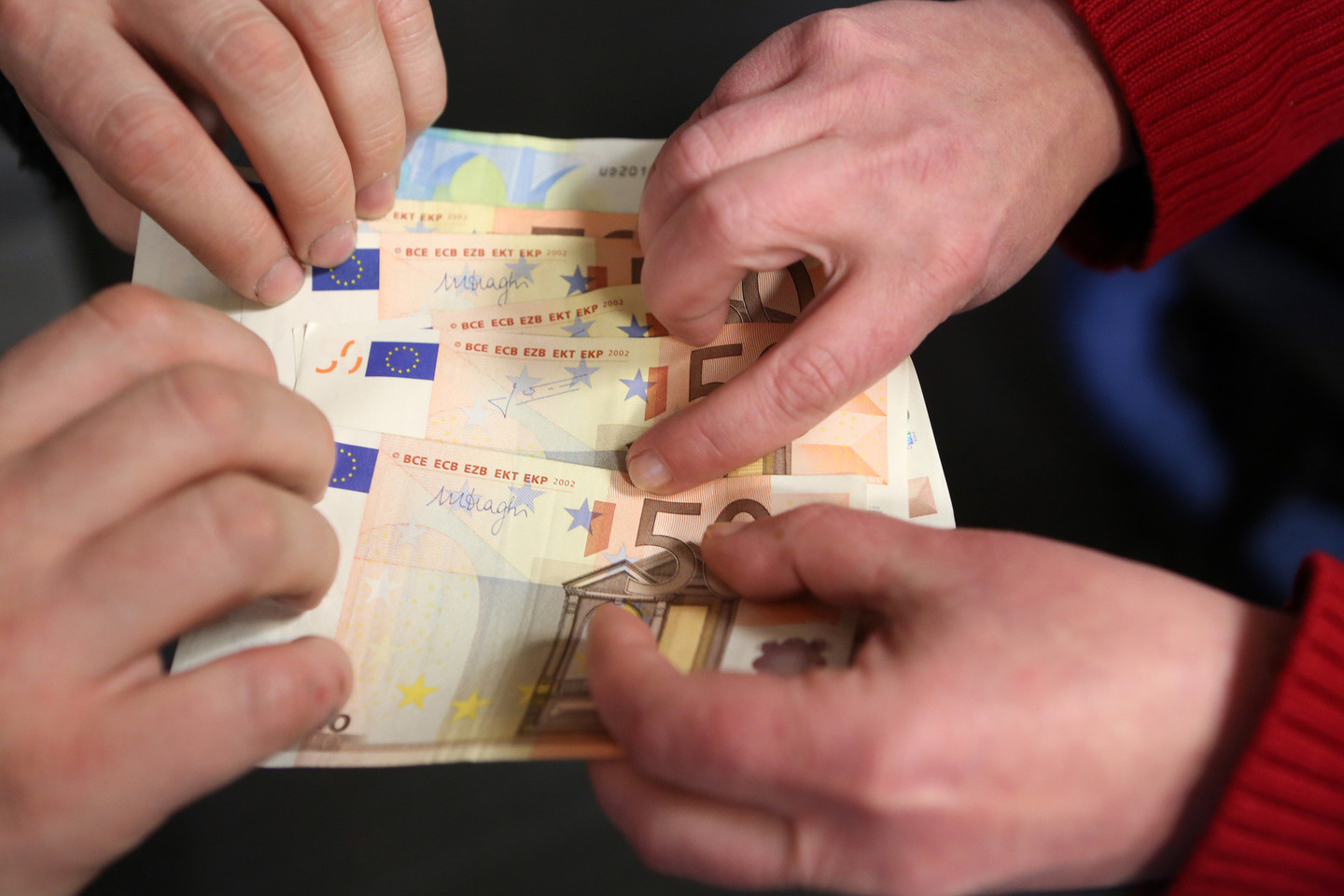 Už bendrovių sudarytą draudžiamą susitarimą 2014 m. „Fontas LT“ organizuotame pirkime technikai pirkti, Konkurencijos taryba skyrė „Rovaltrai“ 70 tūkst. eurų, o „Žagarės inžinerijai“ – 33,4 tūkst.eurų baudas.