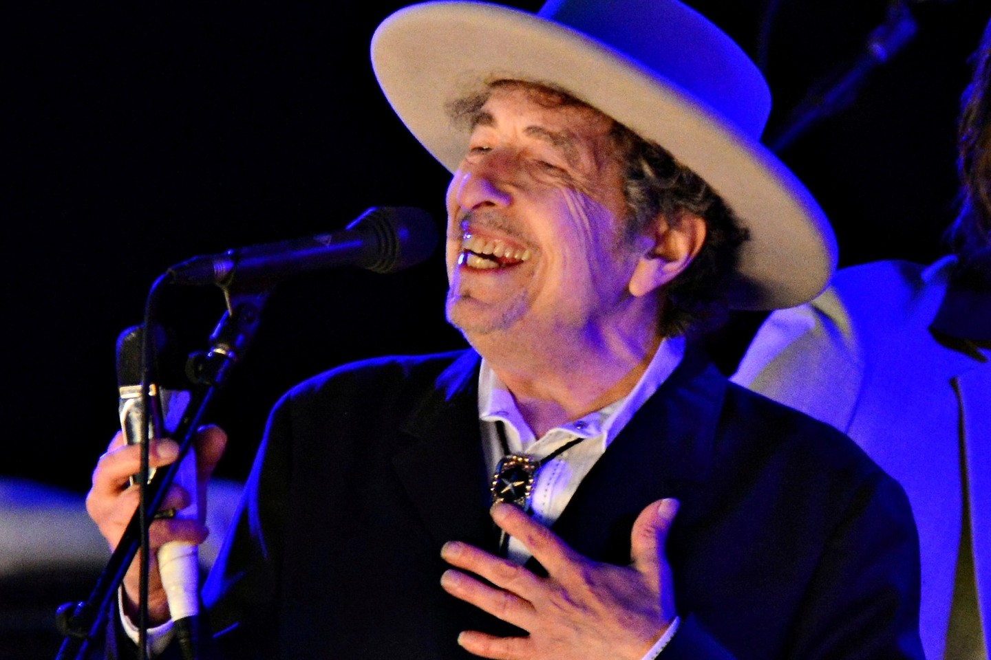 B.Dylanui Nobelio literatūros premija skirta „už naujos poetinės išraiškos didžioje Amerikos dainavimo tradicijoje sukūrimą“.