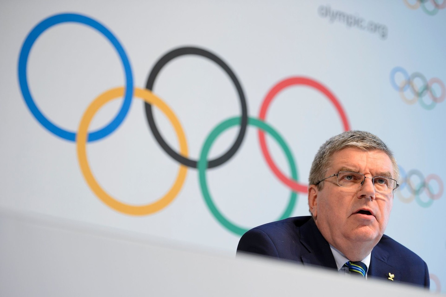 IOC prezidentas T.Bachas yra įvardijamas kaip Rusijos prezidento V.Putino draugas, tačiau dopingo skandalai privertė jį įvesti sankcijas.