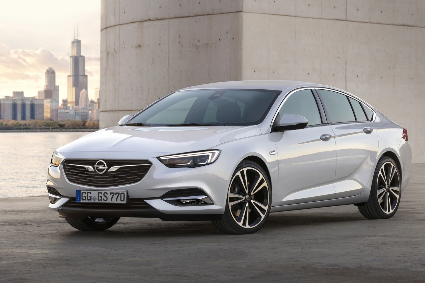 Naujos kartos „Opel Insignia“ šiek tiek ūgtelėjo, tačiau tapo lengvesnė.