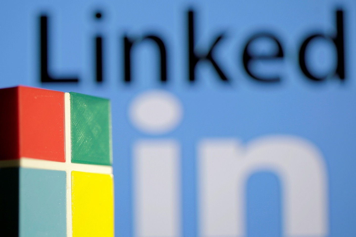Apie susitarimą įsigyti „LinkedIn Corp“ JAV technologijų milžinė pranešė birželio viduryje.