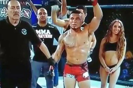 Įsiutęs MMA kovotojas smogė ringo mergaitei į veidą