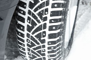 Sunkiai valdomas „Cadillac“ išdavė padangų problemą