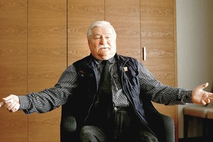 Supykęs J. Kaczynskis ėmėsi cenzūros: iš istorijos knygų trina L. Walęsą