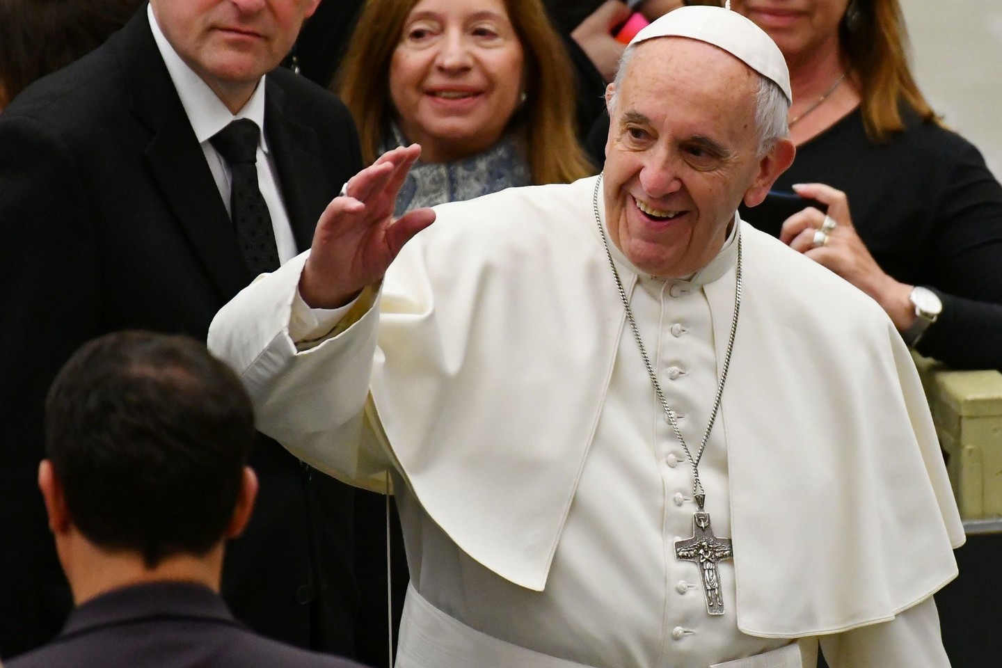 Popiežius Pranciškus palygino politikus šmeižiančius, paskalas skleidžiančius ir skandalų besivaikančius žiniasklaidos leidinius su žmonėmis, kuriuos seksualiai jaudina ekskrementai.<br>AFP/“Scanpix“ nuotr.