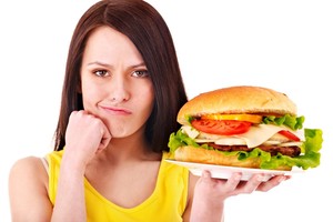 Gydytojas paaiškino, kas vyksta kūne pavalgius greitojo maisto