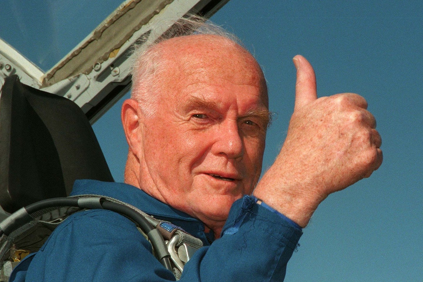 Mirė pirmasis aplink Žemę apskriejęs astronautas Johhnas Glennas