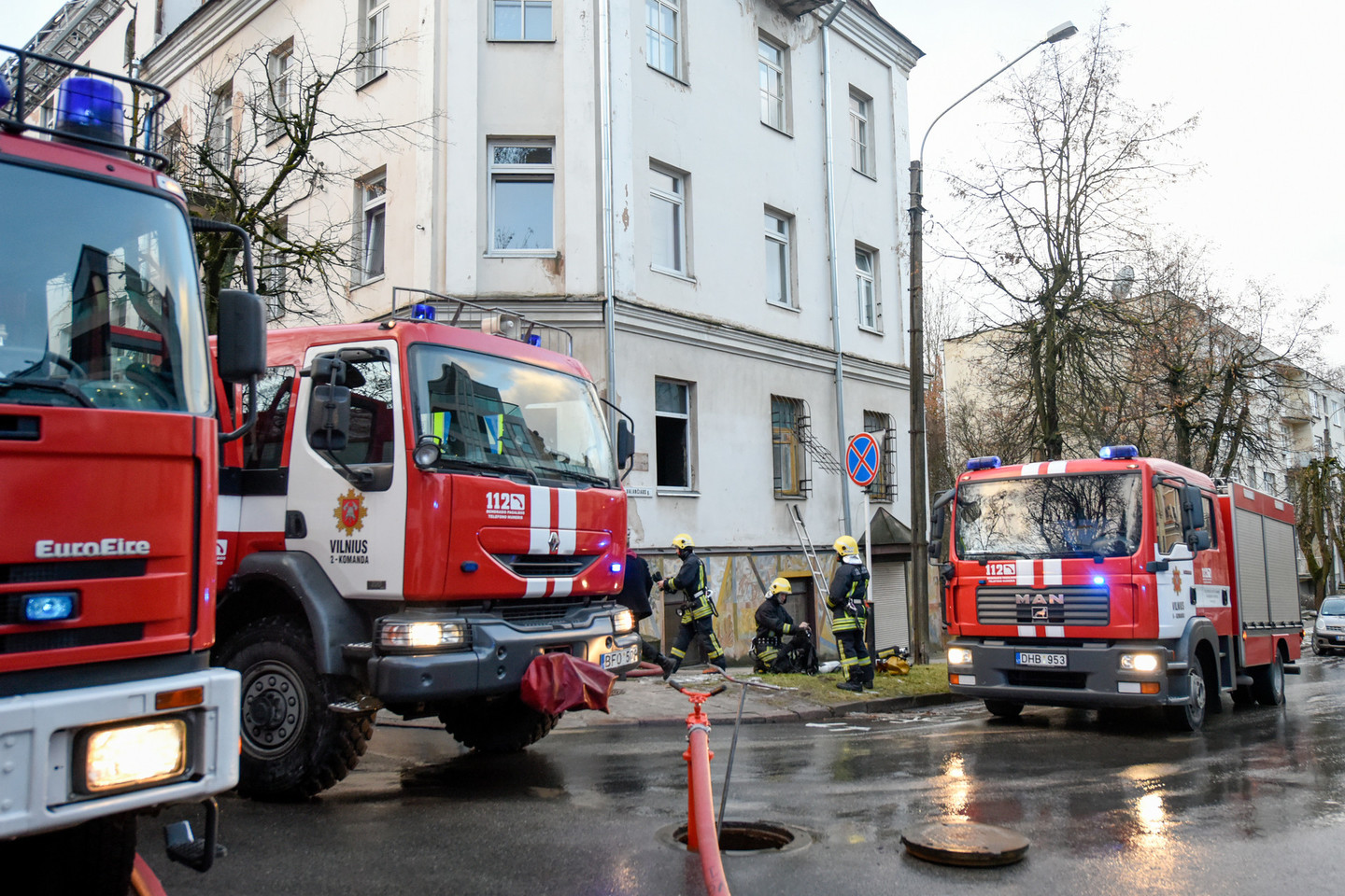 Ugniagesiai gelbėtojai ketvirtadienio vakarą vyko gesinti gaisro bute, kilusio Palangoje.
