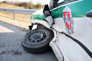 Slidžiame greitkelyje policijos visureigis apdaužė du automobilius