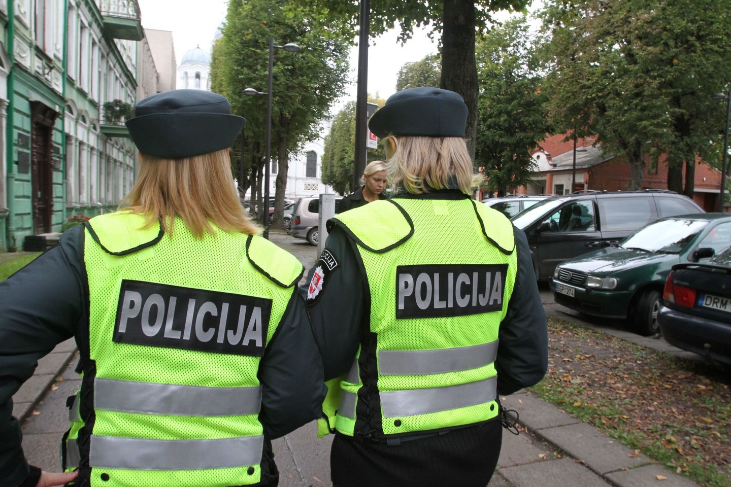 Lygių galimybių kontrolieriaus tarnyba tiria skundą dėl policijos pareigūnams vyrams ir moterims taikomų skirtingų fizinio parengimo reikalavimų.